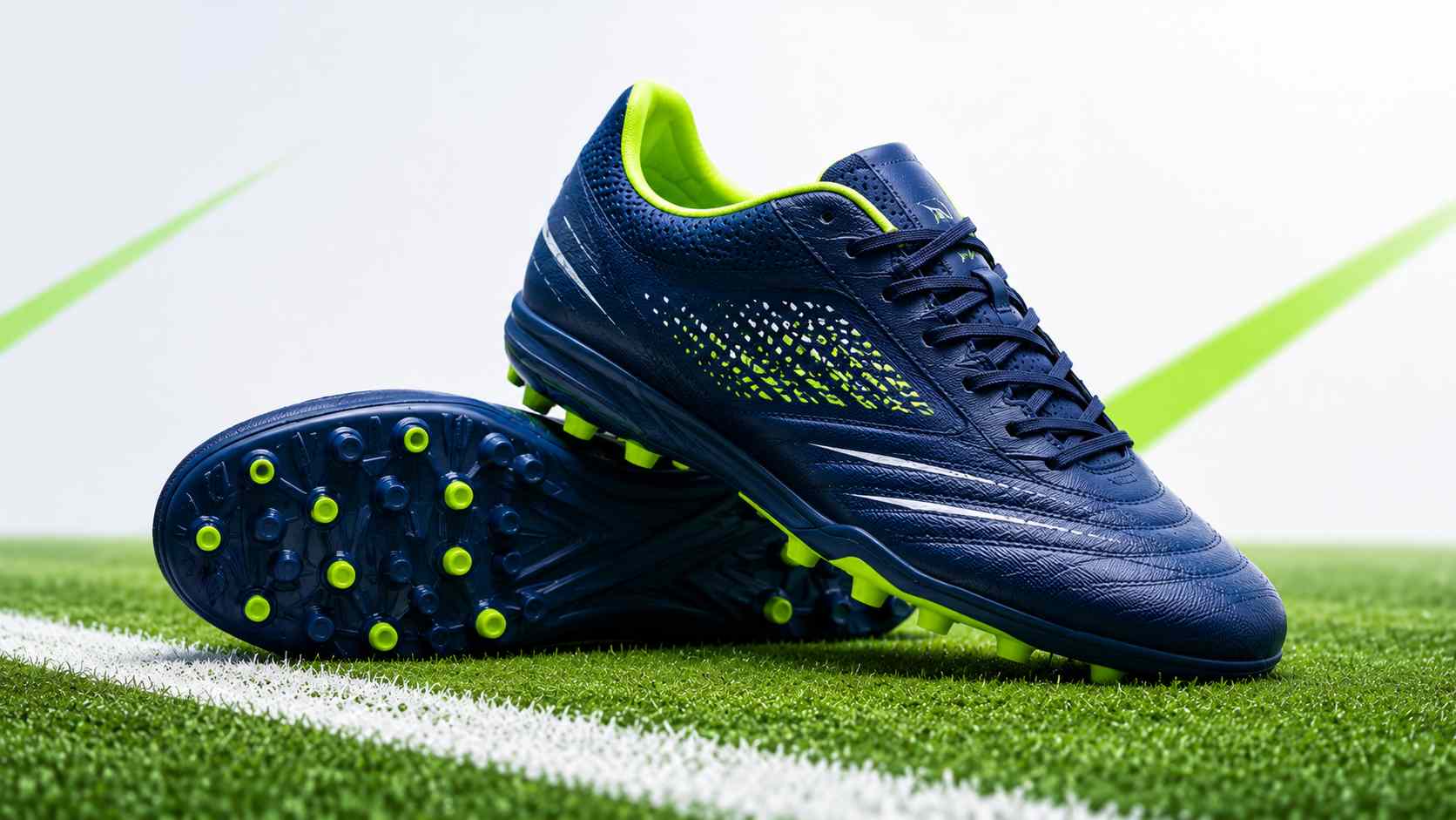 Blaue Fußballschuhe mit Nockensohle auf Kunstrasen